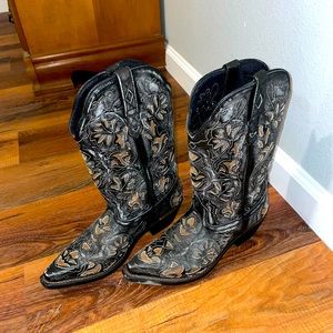 Laredo point toe western boots. Size 7 women’s. Black with brown emboss.
